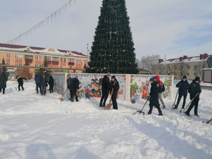Азнакаевские школьники помогают убирать снег в городе