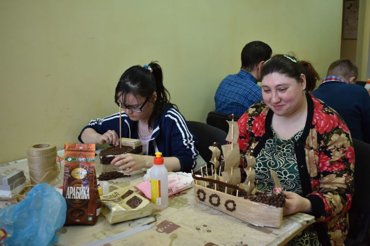 В Азнакаевском Культурном центре прошёл час творчества для  ребята с ограниченными возможностями здоровья