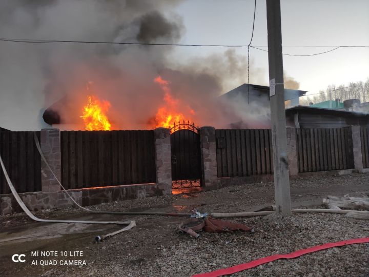 Пожар в Азнакаево оставил без крова молодую семью