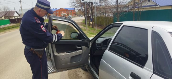 В Азнакаево проходит рейд по проверке тонированных автомобилей