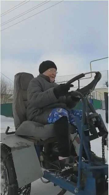 Бабушка из Азнакаево лихо управляет трактором, который смастерил её сын