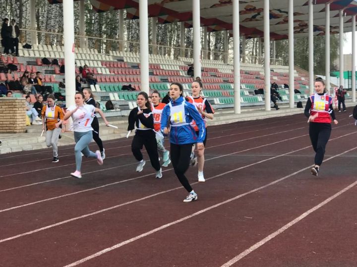 В Азнакаево прошла легкоатлетическая эстафета ко Дню Великой Победы