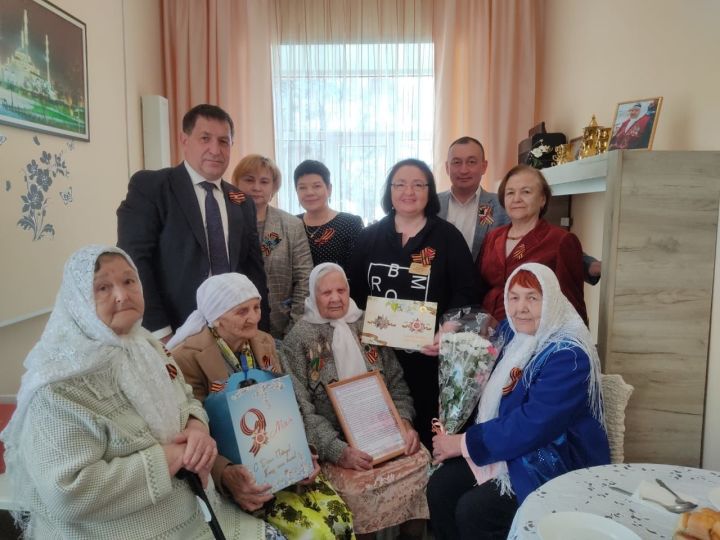 Труженицу тыла, ветерана труда Минегаян Зияфетдиновну Садретдинову поздравили с 95-летием