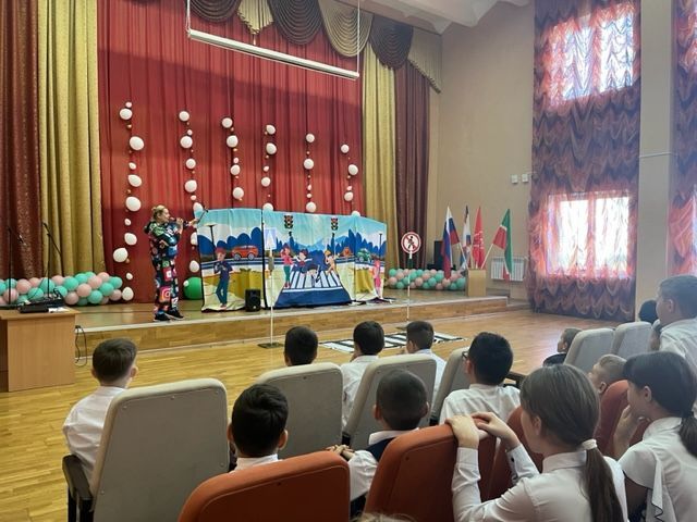 Азнакай укучылары юл кагыйдәләрен спектакль аша өйрәнә