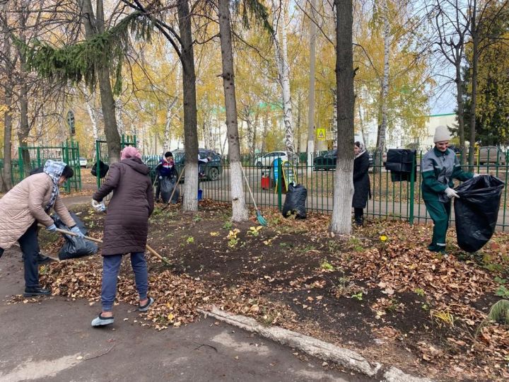 В Азнакаево проходят общегородские субботники