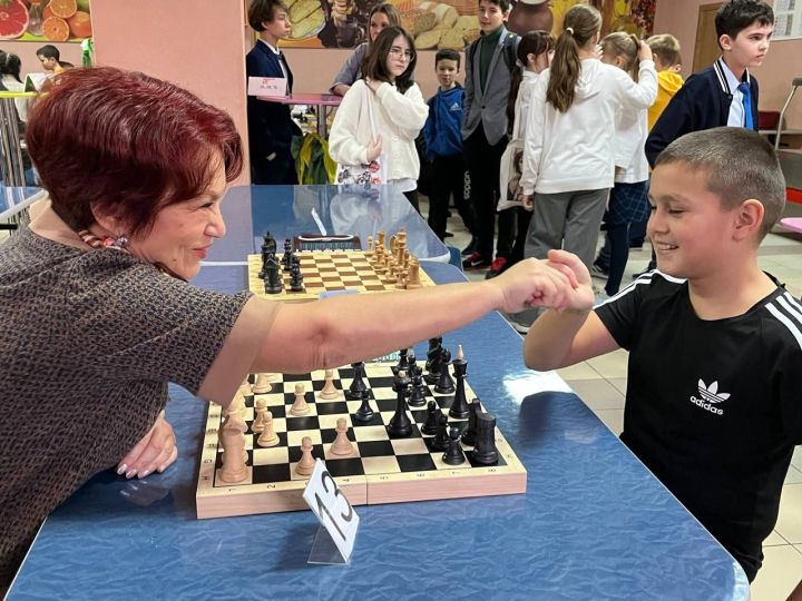 Азнакай укучылары шахмат турнирында көч сынаштылар