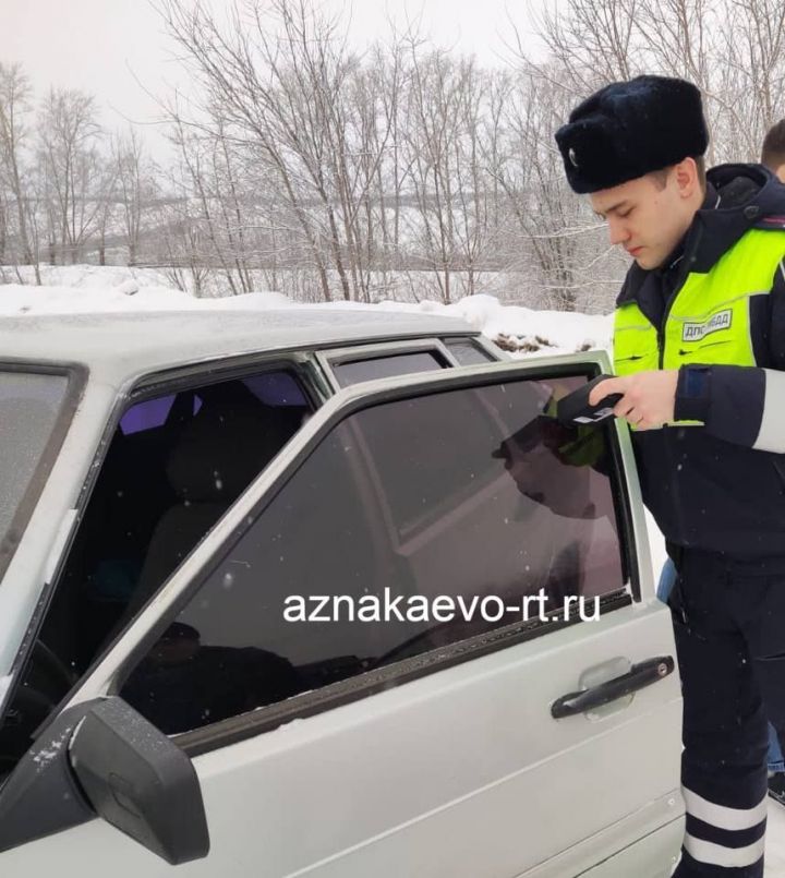 В Азнакаево проводится рейд по проверке тонированных автомобилей