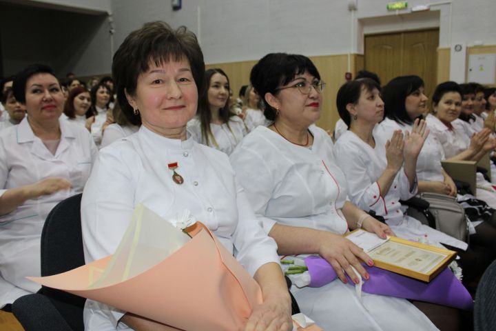 Азнакайның сәламәтлек сагы хезмәткәрләре киңәшмәгә җыелды