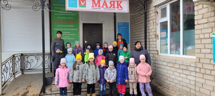 Азнакайның «Теремкәй» бакчасында тәрбияләнүчеләр «Маяк» та кунакта булды