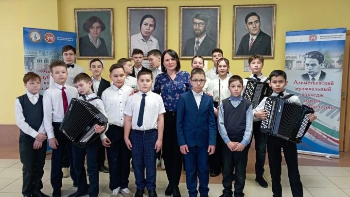 Азнакай сәнгать мәктәбе укучылары уңышлары белән сөендерәләр