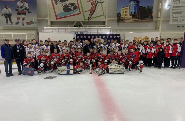 Азнакай хоккейчылары – Татарстан беренчелеге призерлары