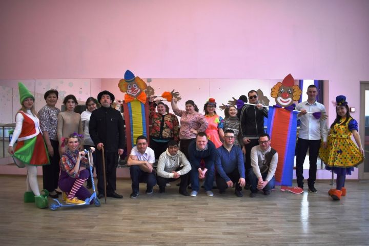 Сияющие улыбки и заводной смех: в Азнакаево отметили День смеха