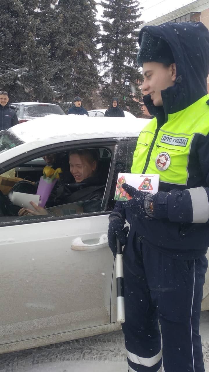 Азнакайда ЮХИДИ хезмәткәрләре хатын-кызларга чәчәкләр бүләк иттеләр