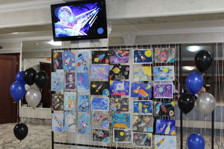 В Азнакаево выставкой рисунков, песнями и танцами отметили День космонавтики