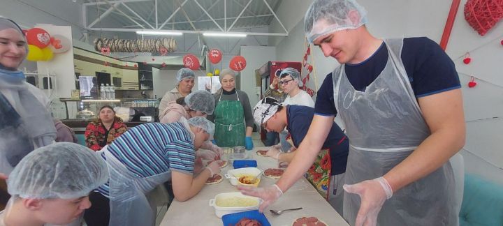 В Азнакаевском центре «Омет» особенные ребята постигают азы кулинарии