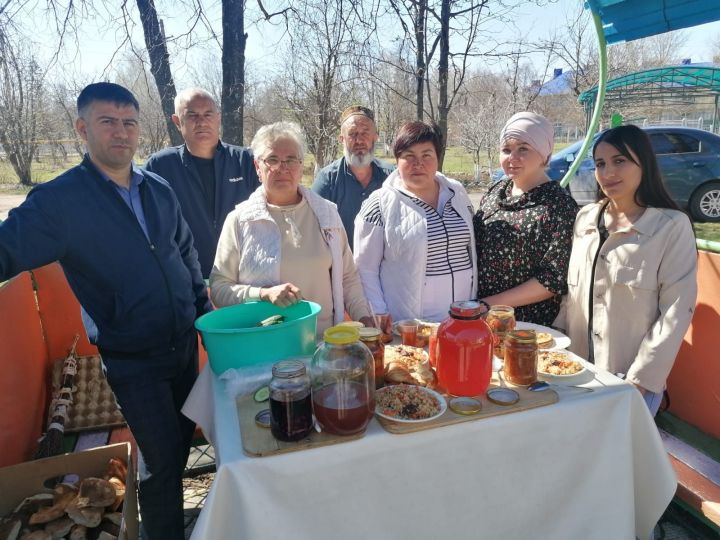 Азнакай волонтерлары картлар йортында тәрбияләнүчеләргә бәйрәм оештырды