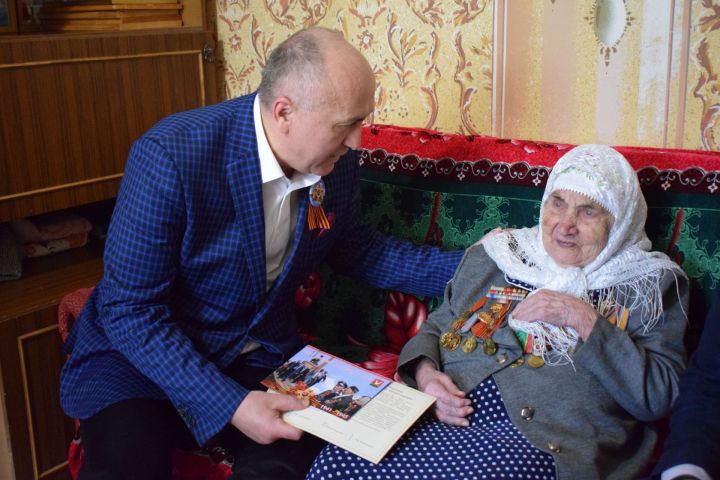 В Азнакаево глава района посетил ветеранов Великой Отечественной войны
