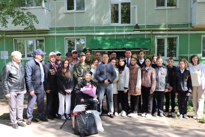 В Азнакаево провели парад у дома ветерана Гайнуллы Аюпова