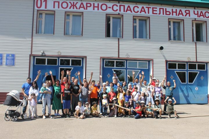 Азнакаевские огнеборцы устроили для детей незабываемый праздник и познакомили со своей работой