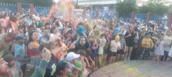 В Азнакаево прошел яркий фестиваль красок
