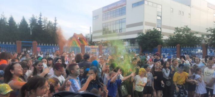 В Азнакаево прошел яркий фестиваль красок
