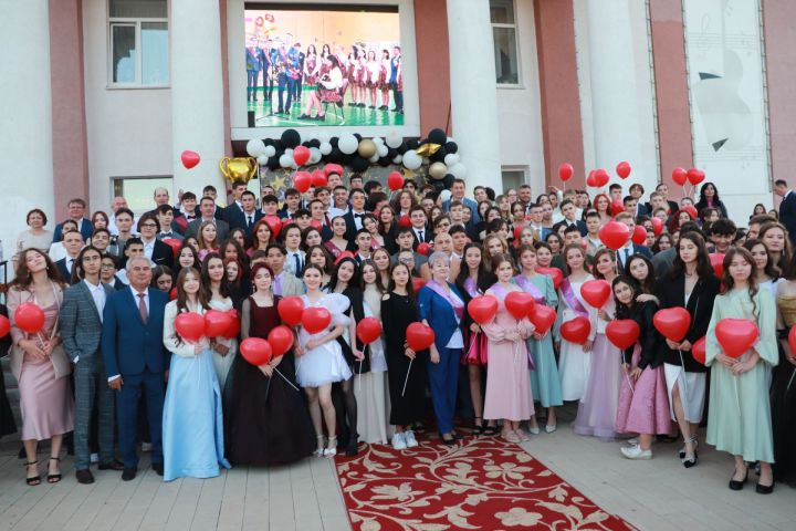 В Азнакаево прошел районный выпускной вечер