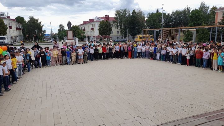 В Азнакаево состоялось торжественное закрытие пришкольных лагерей
