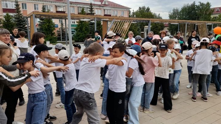 В Азнакаево состоялось торжественное закрытие пришкольных лагерей
