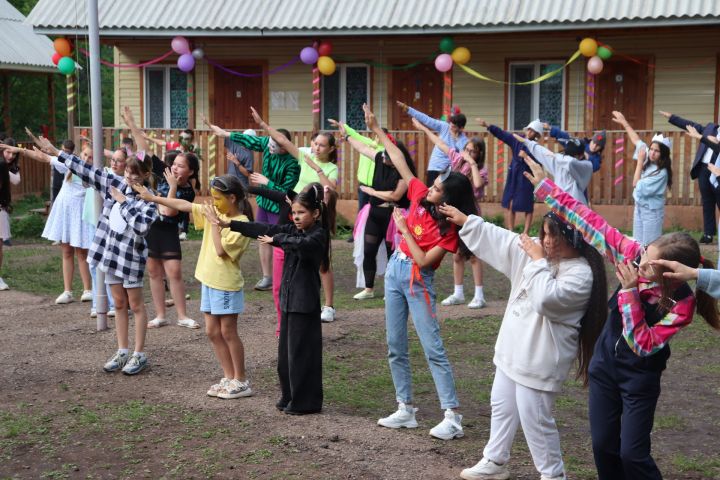 В Азнакаевском детском лагере «Солнышко» прошел карнавал