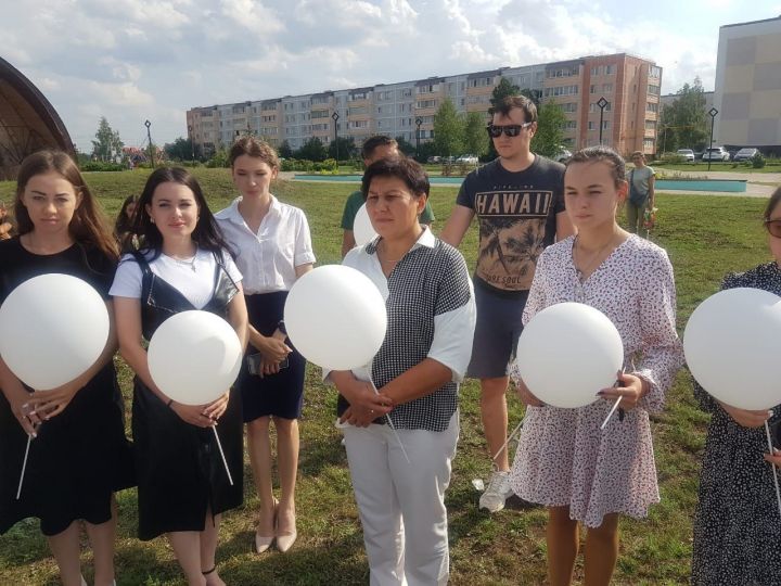 В Азнакаево почтили память детей – жертв войны в Донбассе