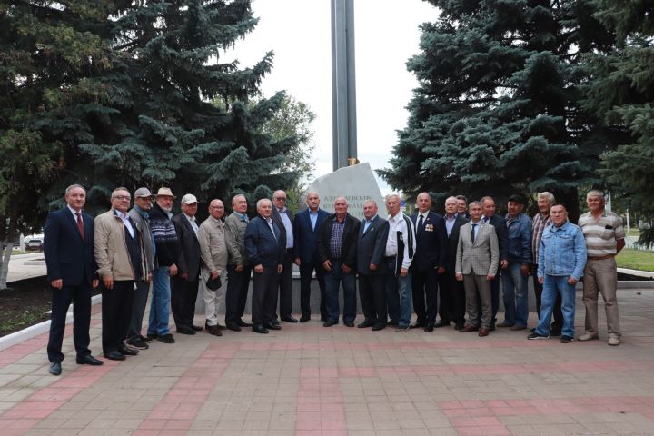 В Азнакаево открыты памятники добытчикам черного золота