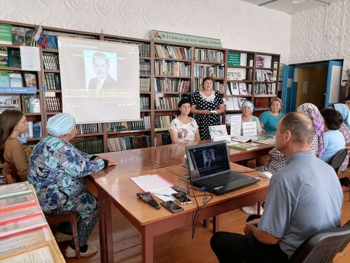 Жители села Верхнее Стярле почтили память поэта Роберта Миннуллина