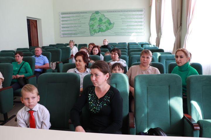 В Азнакаево перед новым учебным годом дети получили портфели