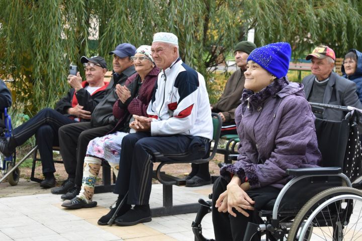 Азнакай Мәдәни үзәгенең иҗат төркеме «Әбиләр чуагы» бәйрәмен үткәрде