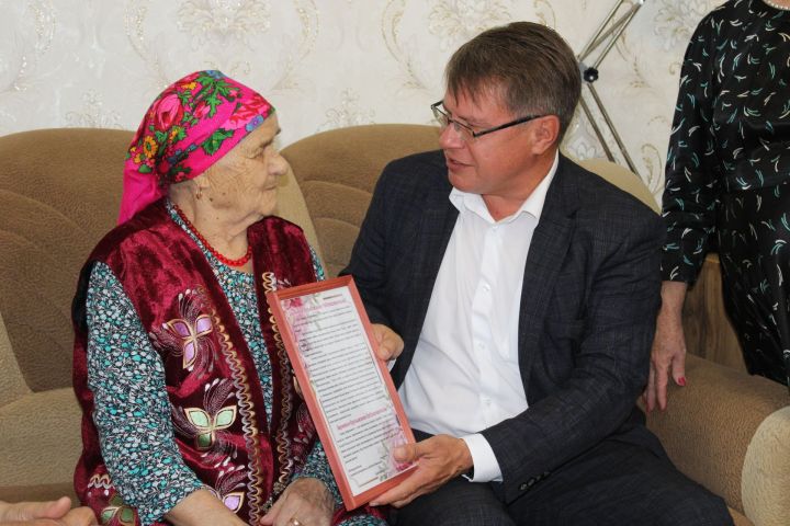 Жительницу Азнакаево Нурлызинан Ахметшину поздравили с 90-летним юбилеем