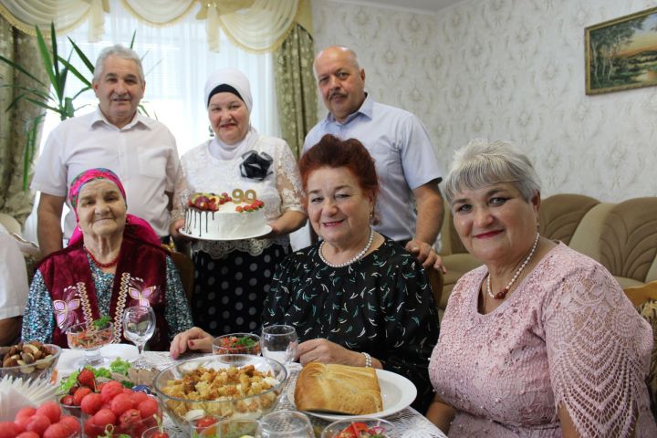 Жительницу Азнакаево Нурлызинан Ахметшину поздравили с 90-летним юбилеем