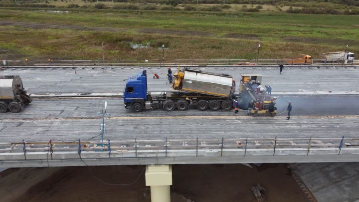 Начались работы по устройству дорожного покрытия на мосту через Каму в Татарстане