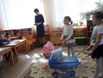 Азнакай балалары бишек җырлары астында йоклыйлар