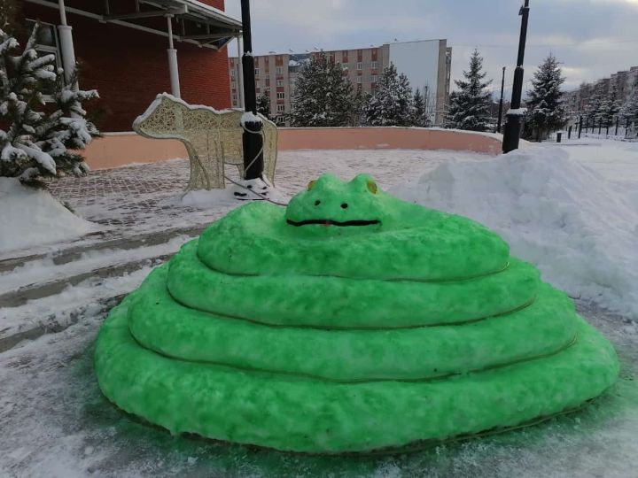 В Азнакаево появились первые снежные фигуры