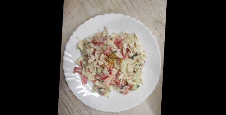 Салат из свежей капусты с простым секретом, который сразит гостей наповал