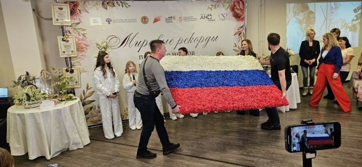 Флаг России из полимерных роз