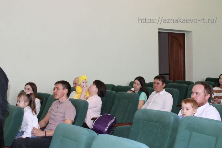 В Азнакаево состоялось вручение жилищных сертификатов четырем семьям района