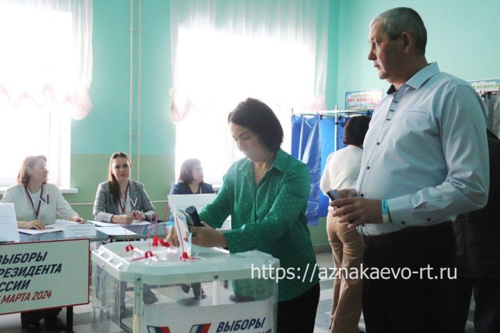 В Азнакаево проголосовала династия учителей