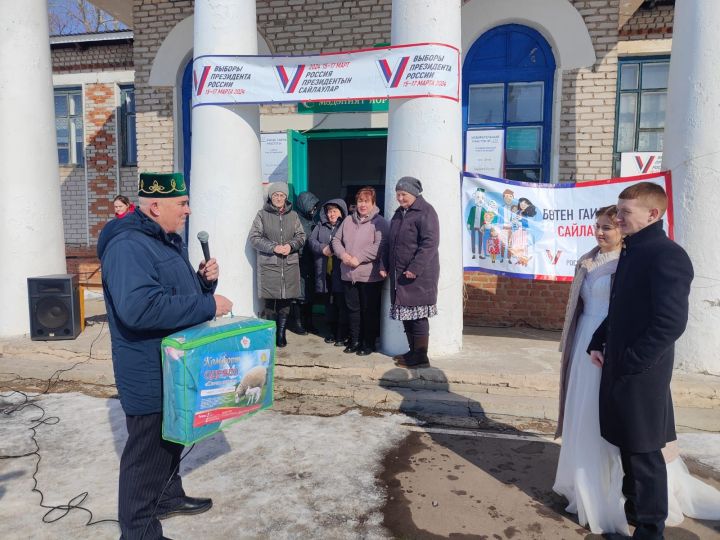 В селе Буляк Сарлинского сельского поселения Азнакаевского района проголосовали молодожены