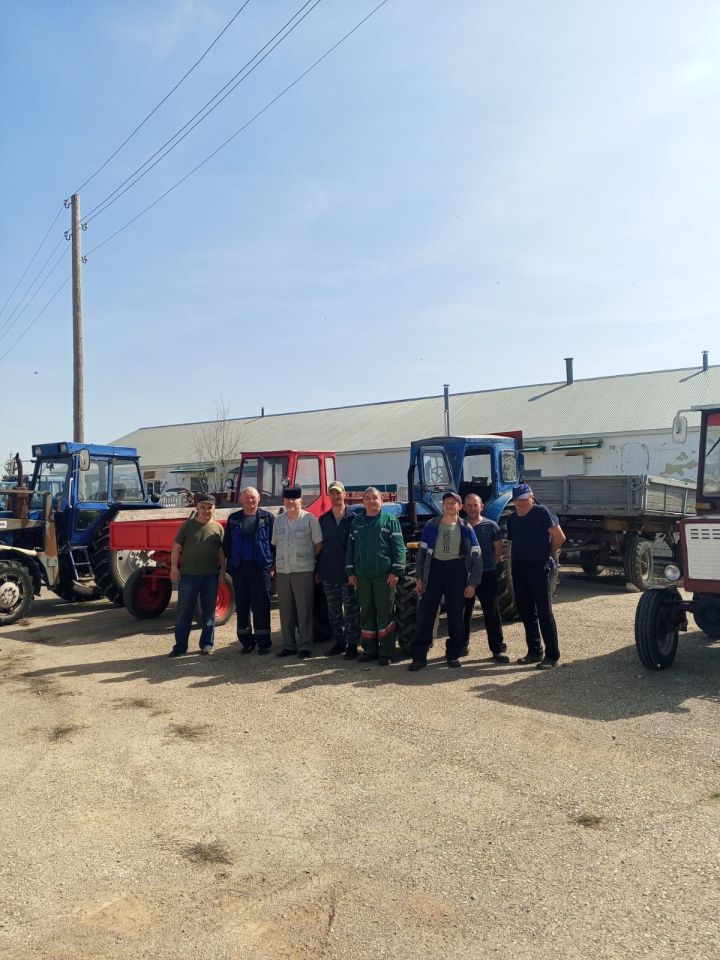 В Азнакаево проходит технический осмотр тракторов, самоходных машин и прицепов