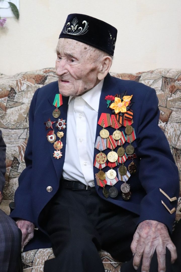 В Азнакаево поздравили с приближающимся праздником Победы ветерана Великой Отечественной войны Гайнуллу Аюпова