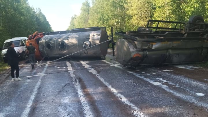 В Азнакаевском районе перевернулся молоковоз