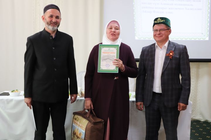Азнакайның үзәк мәчетендә уку елы тәмамлану уңаеннан укытучы остазлар белән бергә киңәшмә-уку уздырылды