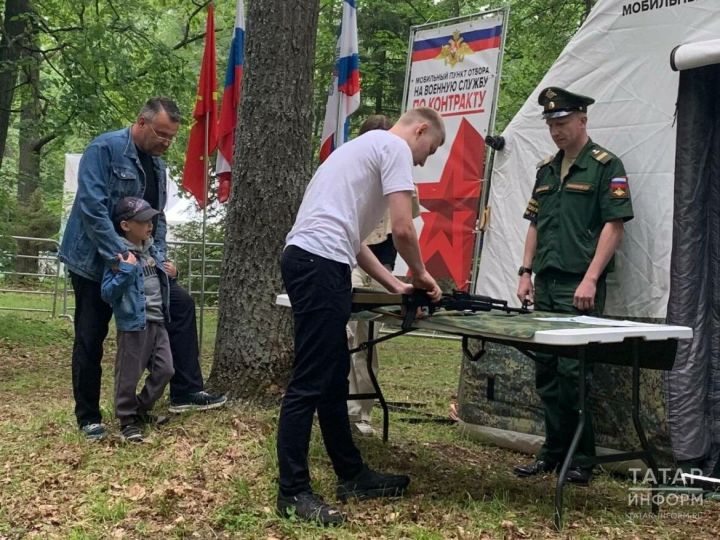 Сегодня на Сабантуе в Казани развернули  мобильный пункт отбора на службу по контракту