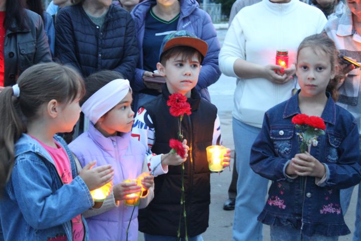 Акция «Свеча  памяти» прошла на пл. Победы г.Азнакаево